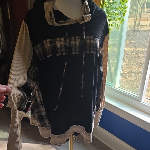 POL Tops - POL Black and Tan Top